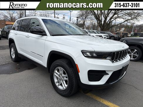Used 2023 Jeep Grand Cherokee Laredo image 1