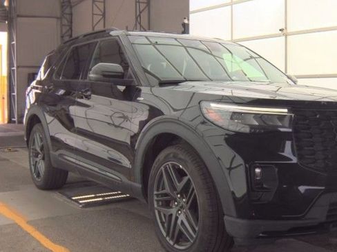 Used 2025 Ford Explorer ST-Line w/ ST-Line Street Pack image 4