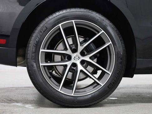 Certified 2026 Porsche Macan AWD/4WD image 38