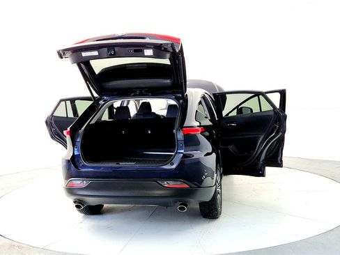 Certified 2022 Toyota Venza LE image 11