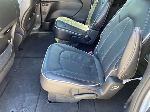 Used 2025 Chrysler Pacifica Limited FWD image 30