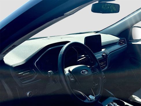 Used 2020 Ford Escape Titanium image 9