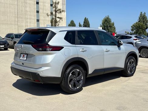 Used 2025 Nissan Rogue SV FWD image 3