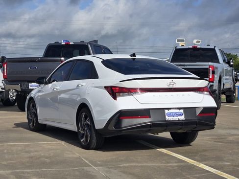 Used 2025 Hyundai Elantra Sport FWD image 4