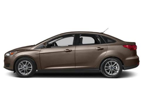 Used 2018 Ford Focus SE w/ Cold Weather Package FWD image 3