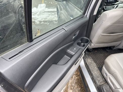 Used 2019 Honda Pilot Touring image 12
