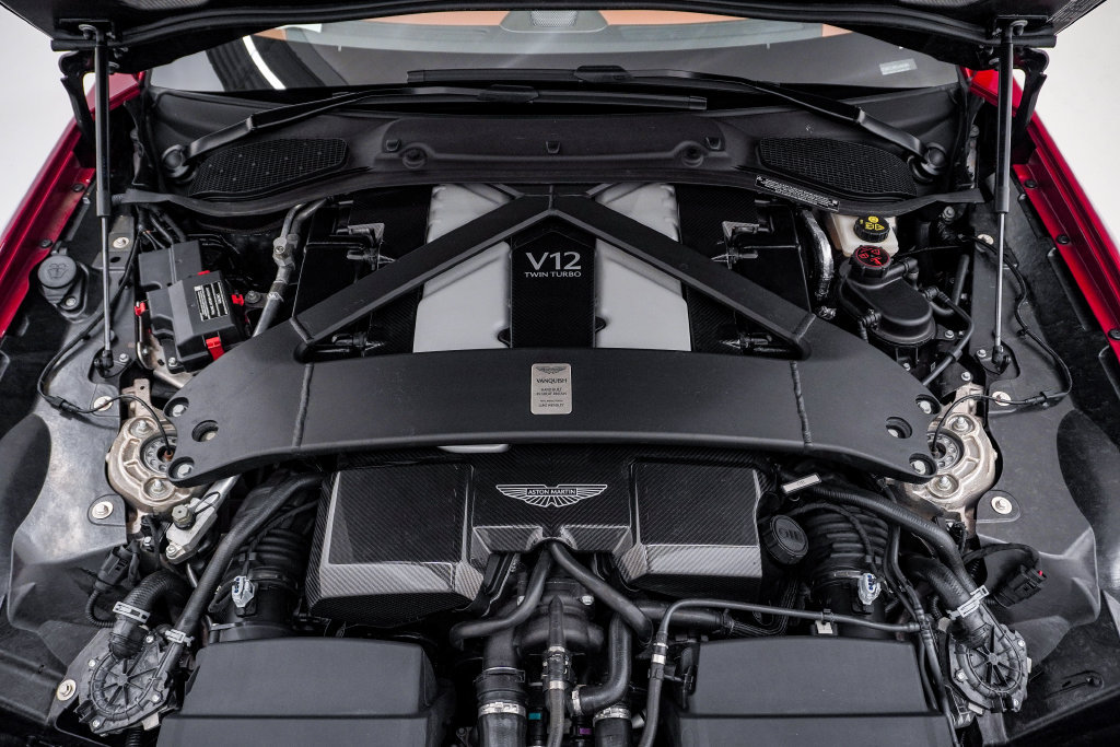 Used 2025 Aston Martin Vanquish RWD image 34