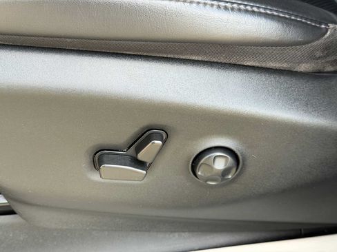 Used 2023 Chrysler Pacifica Touring-L FWD image 5
