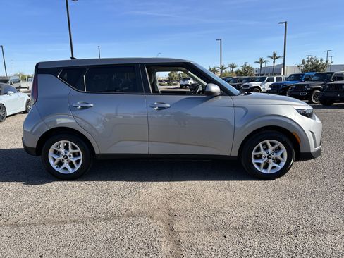 Used 2025 Kia Soul LX image 6