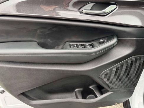 Used 2023 Jeep Grand Cherokee Laredo image 16