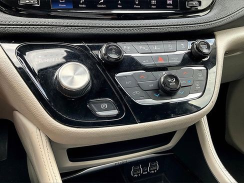 Used 2022 Chrysler Pacifica Limited image 15