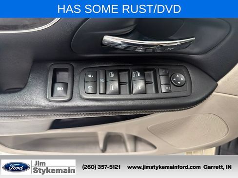 Used 2011 Chrysler Town & Country Touring w/ Entertainment Group #1 FWD image 20