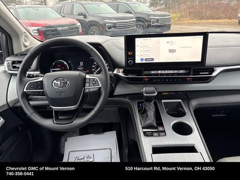 Used 2025 Toyota Sienna XLE image 14
