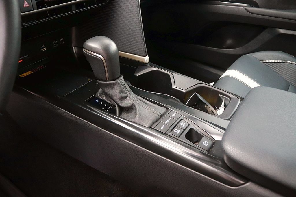 Used 2025 Toyota Camry SE FWD image 19