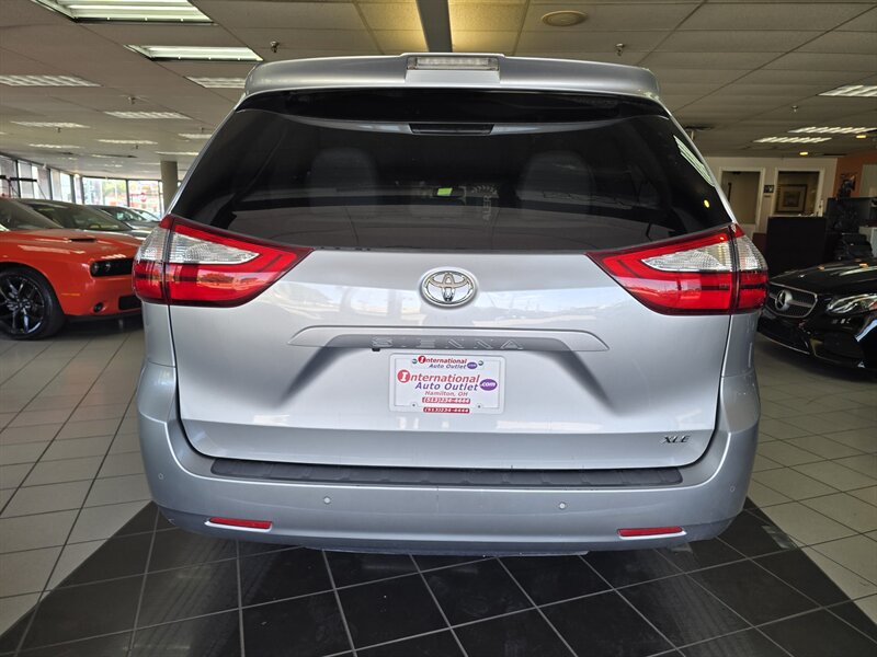 Used 2019 Toyota Sienna XLE w/ XLE Navigation Package FWD image 5