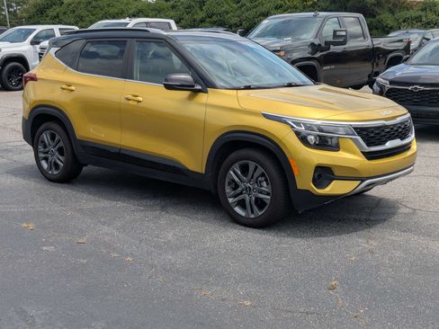 Used 2023 Kia Seltos S w/ Navigation Package FWD image 2
