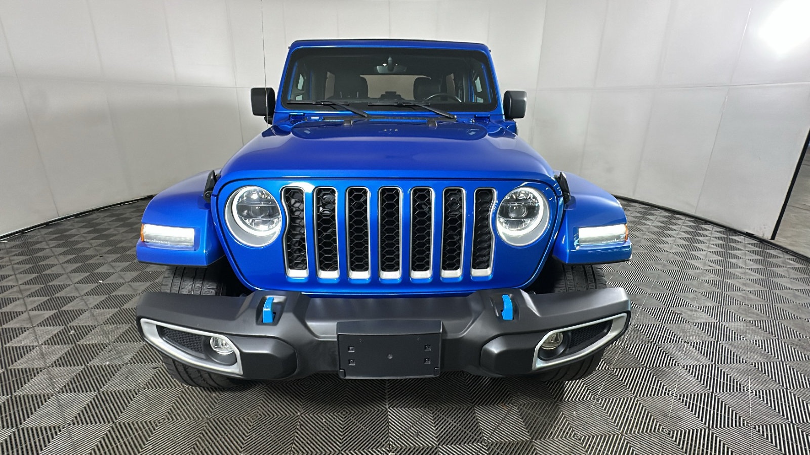 Used 2023 Jeep Wrangler Unlimited Sahara w/ Cold Weather Group AWD/4WD image 9
