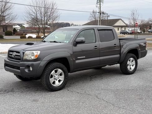 Used 2010 Toyota Tacoma PreRunner image 4