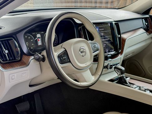 Used 2021 Volvo XC60 T5 Momentum w/ Advanced Package image 5