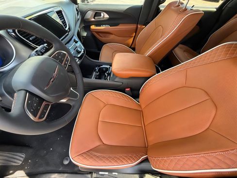 New 2026 Chrysler Pacifica Pinnacle FWD image 16