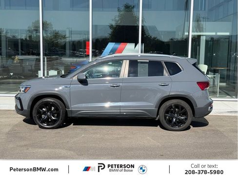 Used 2022 Volkswagen Taos SE FWD image 2