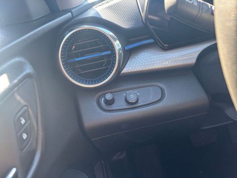 Used 2025 Chevrolet Trax LT image 32