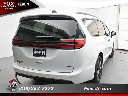 Used 2023 Chrysler Pacifica Touring-L w/ Road Tripper Package AWD/4WD image 4