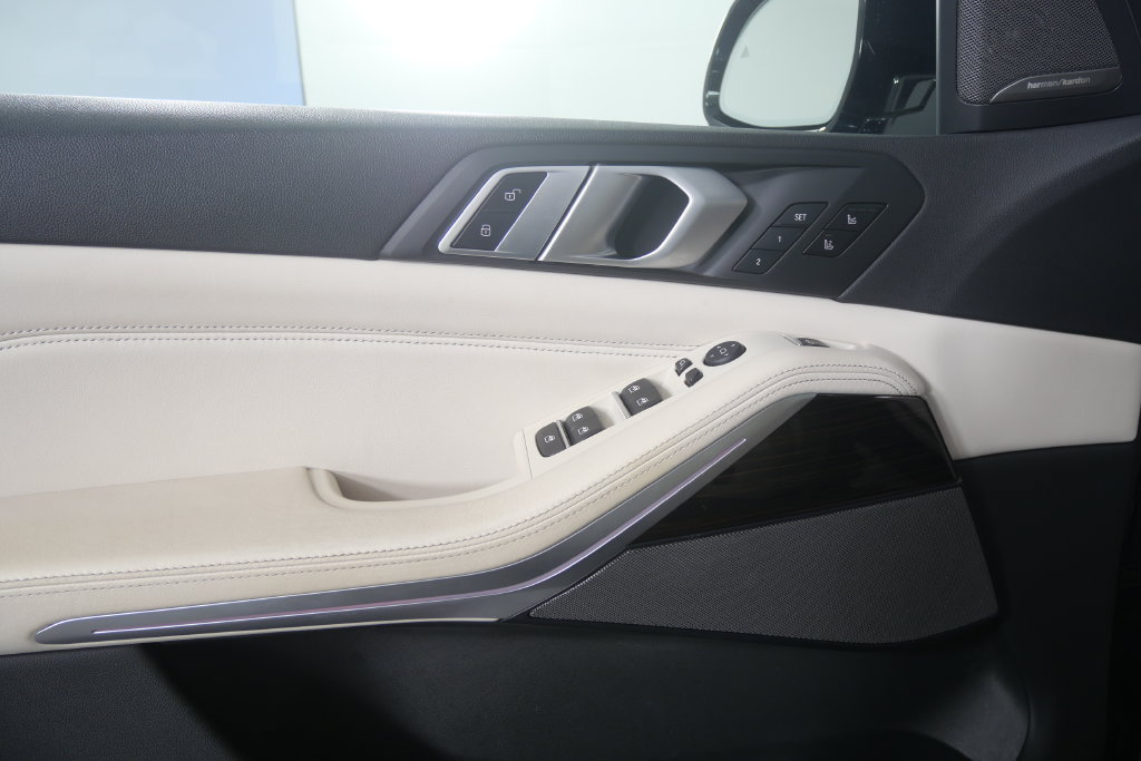 Used 2019 BMW X5 xDrive40i w/ M Sport Package AWD/4WD image 9