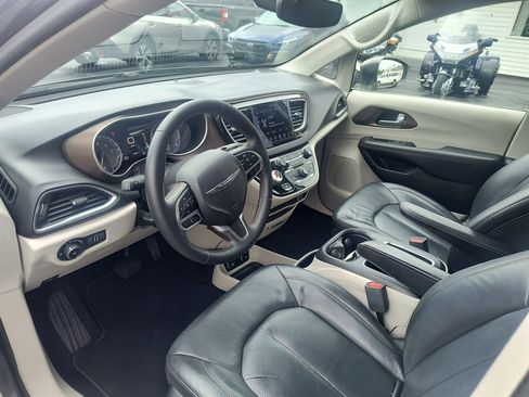 Used 2018 Chrysler Pacifica Touring-L Plus FWD image 13