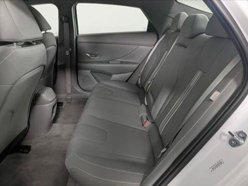 Used 2024 Hyundai Elantra SEL w/ Convenience Package FWD image 17