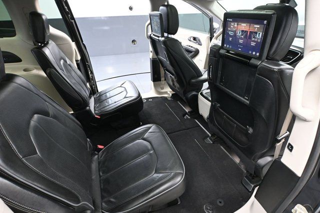 Used 2018 Chrysler Pacifica Limited FWD image 41