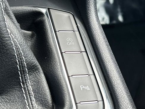 Certified 2023 Volkswagen Tiguan SE R-Line AWD/4WD image 30