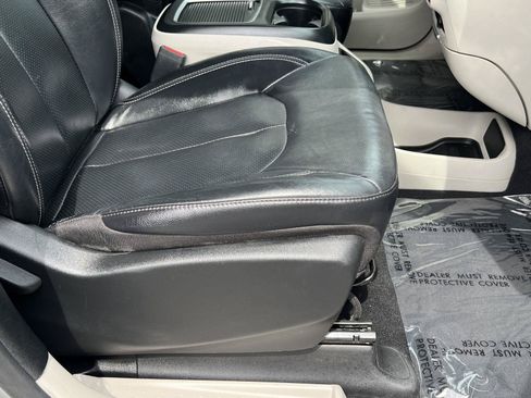 Used 2022 Chrysler Pacifica Touring-L FWD image 18