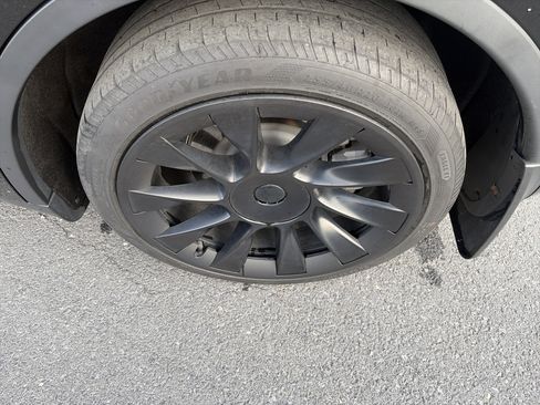 Used 2021 Tesla Model Y Long Range image 15