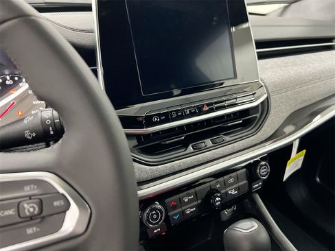 New 2026 Jeep Compass Latitude image 13