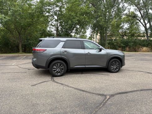 Used 2022 Nissan Pathfinder SV AWD/4WD image 18