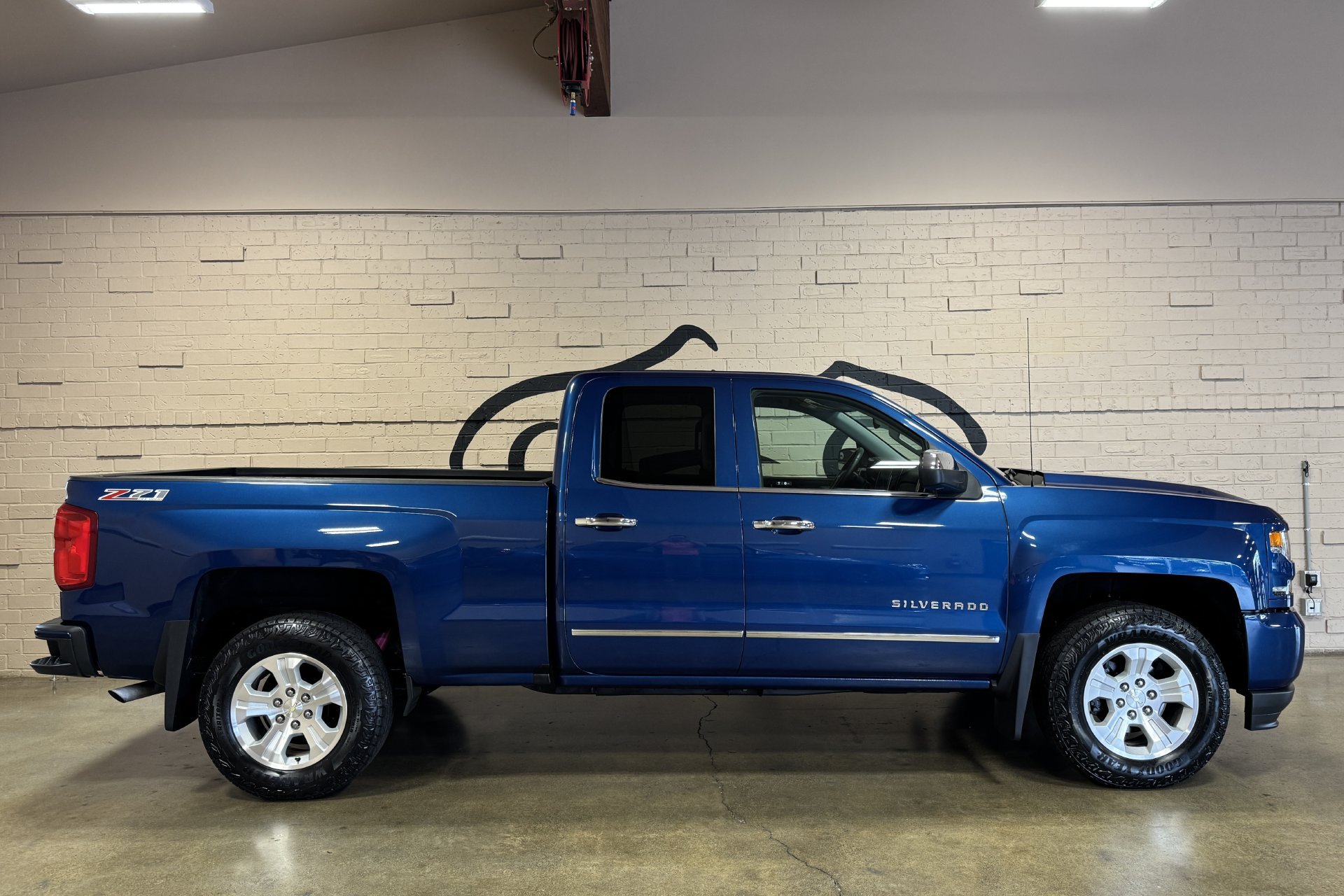 Used 2017 Chevrolet Silverado 1500 LTZ Z71 w/ LTZ Plus Package AWD/4WD image 3
