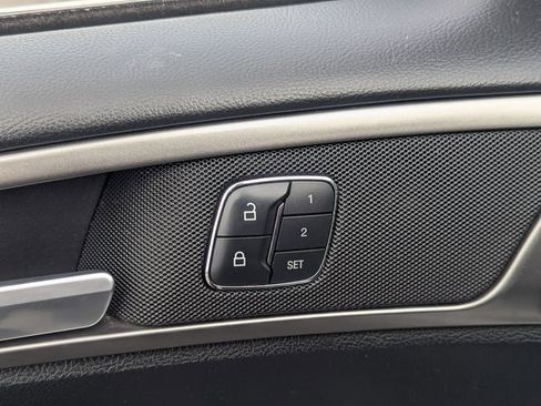 Used 2017 Ford Fusion SE image 16