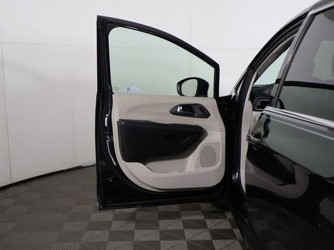 Used 2023 Chrysler Pacifica Touring-L FWD image 19