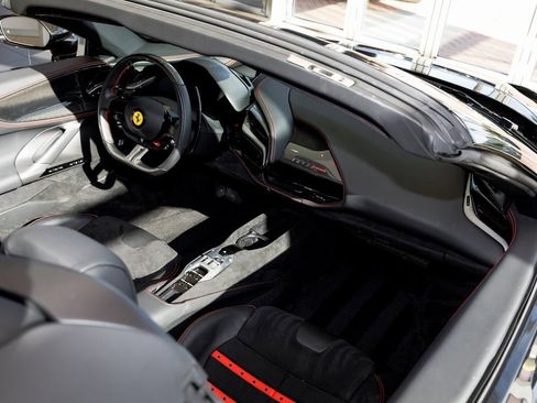 Used 2022 Ferrari SF90 Spider image 38