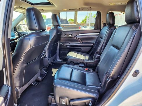 Used 2019 Toyota Highlander XLE AWD/4WD image 13