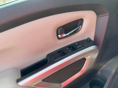 Used 2022 Nissan Titan SV w/ SV Convenience Package image 11