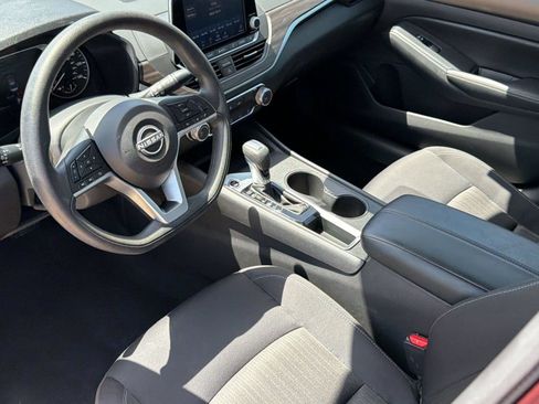 Used 2025 Nissan Altima 2.5 SV FWD image 4