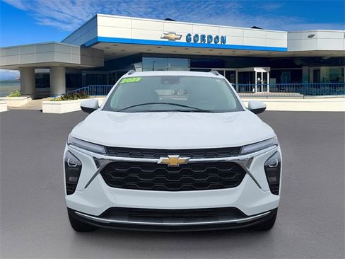 Used 2025 Chevrolet Trax LT w/ LT Convenience Package image 2