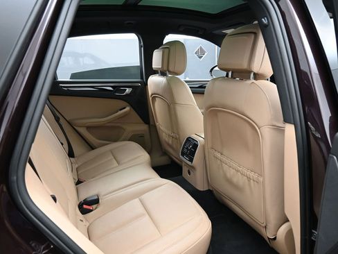 Certified 2025 Porsche Macan AWD/4WD image 27