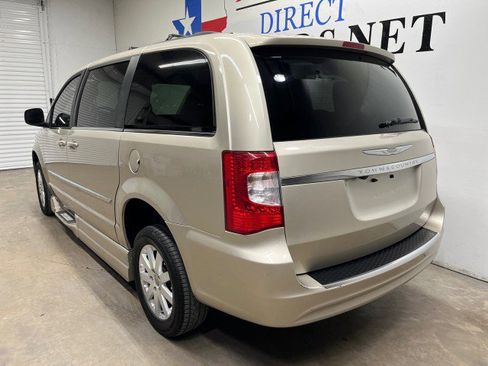 Used 2014 Chrysler Town & Country Touring image 9