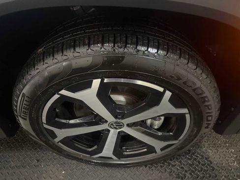 Certified 2025 Volkswagen Tiguan SE w/ Panoramic Sunroof Package image 12