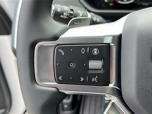 New 2025 Land Rover Discovery S image 15