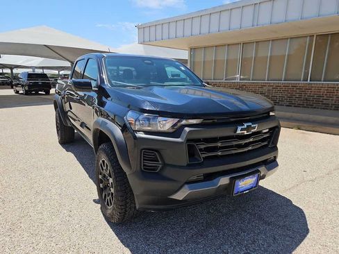 Used 2024 Chevrolet Colorado Trail Boss w/ Technology Package AWD/4WD image 2