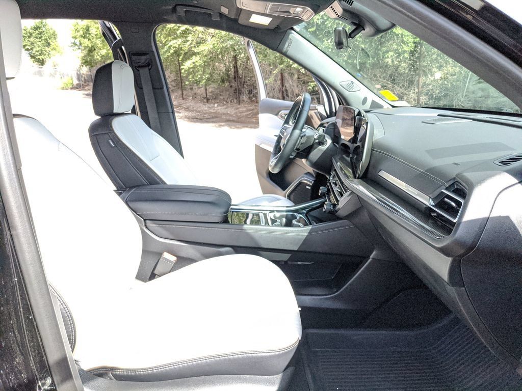 Used 2025 Chevrolet Traverse High Country FWD image 21